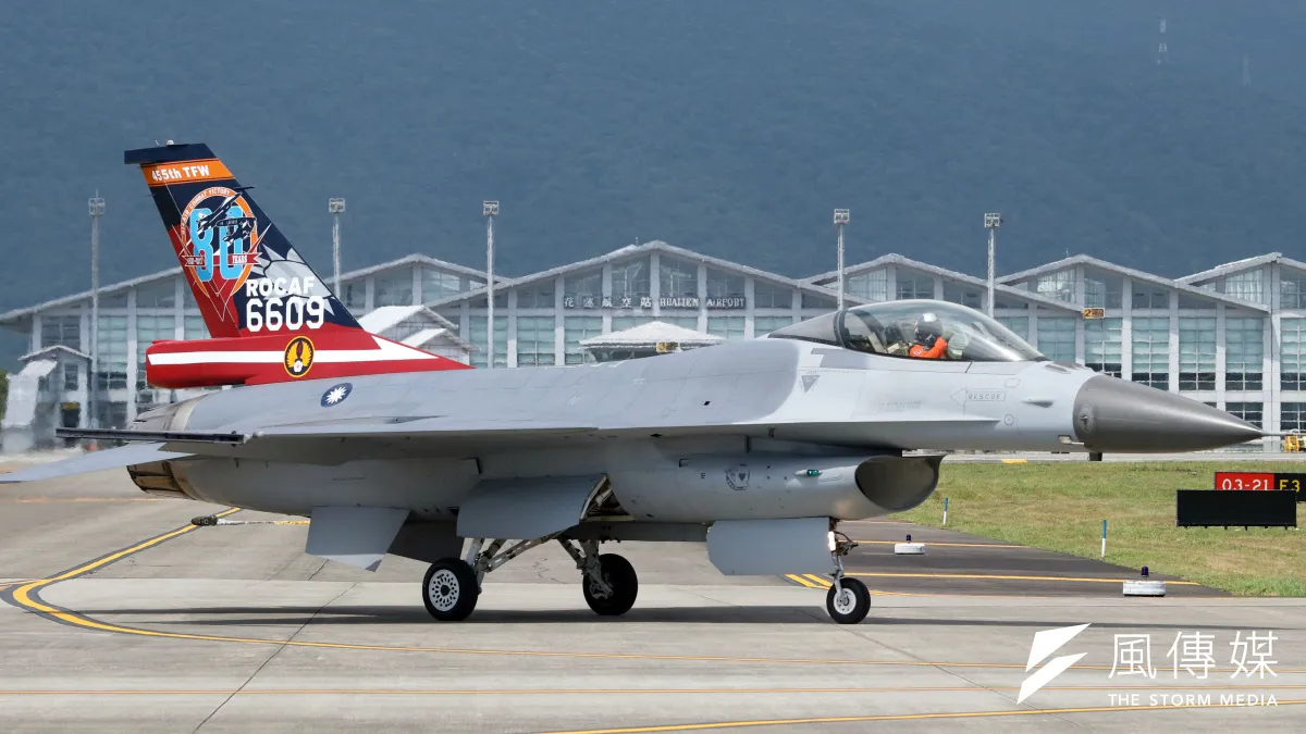 空軍F-16A/B升級為F-16V的「鳳展專案」中,增購AN/ALQ-131A FMS電戰莢艙項目遭立委質疑價格昂貴,決議立院未同意動支預算前,空軍不准與美方簽署發價書。 圖為空軍F-16戰機。(資料照,蘇仲泓攝)