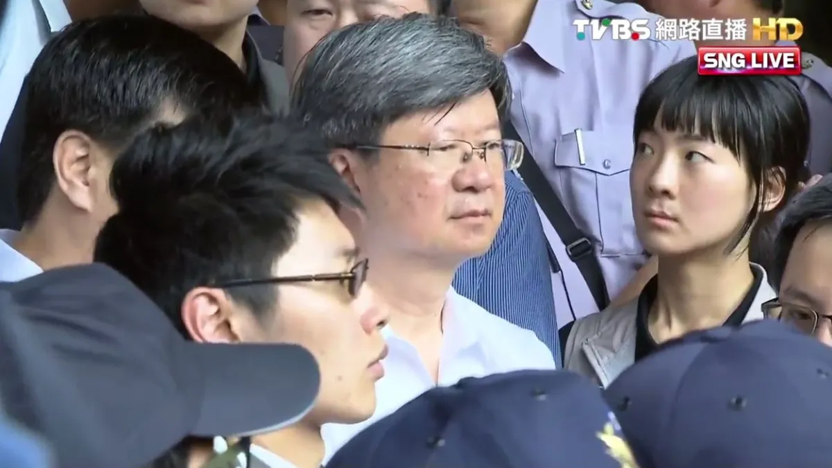 教育部長吳思華出面興學生溝通。(TVBS直播畫面)