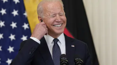 美國總統拜登(圖中)希望與德國總理、歐盟一同反中,不過德國的貿易十分依賴中國,如汽車、機械製造。(資料照,AP)