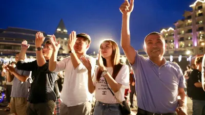 越來越放得開的國民黨新北市長參選人侯友宜,暫時拋開文大宿舍紛擾,在淡水漁人舞台與年輕人同嗨!(圖/侯友宜競選辦公室提供)