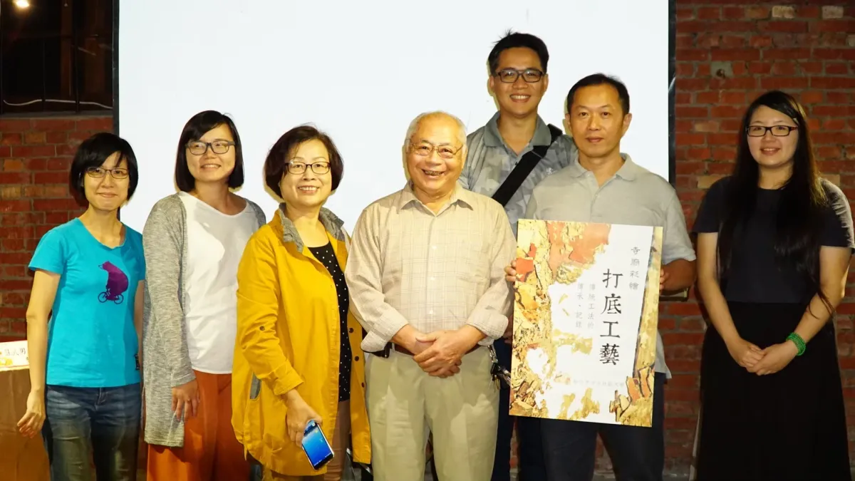 莊武男藝師編撰打底、製筆工藝等教材,投入傳授傳統彩繪技藝。(圖/新北市政府)