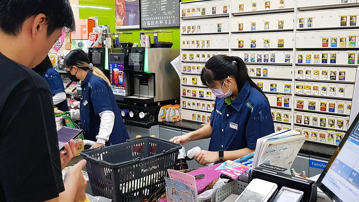 北分署運用「職場學習及再適應計畫」推薦小真到友善企業擔任門市人員,並再資深員工的輔導下,成功邁出職涯第一步。(圖/勞動力發展署北分署提供)