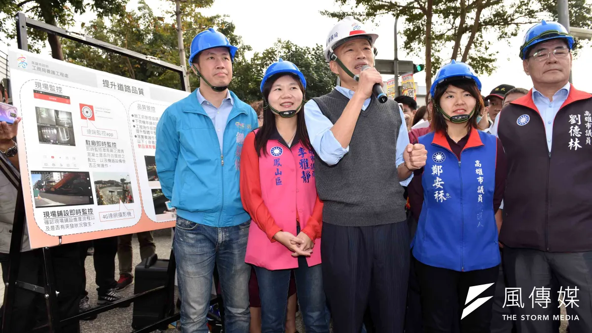 高雄市長韓國瑜日前偕同副市長李四川,至鳳山區中崙二路視察刨鋪工程。(圖/徐炳文攝)
