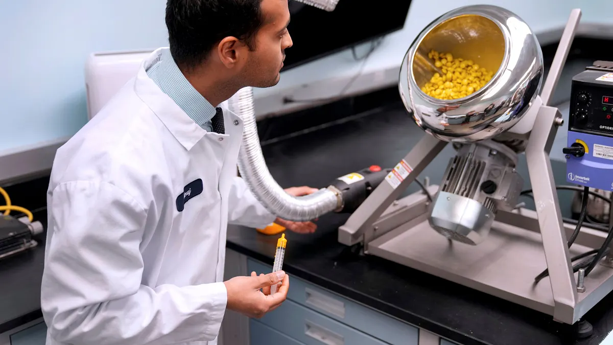 美國科學家在實驗室測試新版食用色素。(美聯社)