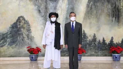 阿富汗激進組織神學士領導人巴拉達爾在中國天津與中國外交部長王毅會面(AP))
