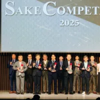 世界一美味しい市販日本酒を決めるSAKE COMPETITION 2026の特別番組が今秋BS-TBSで放送されることが決定し、6月10日には記念部門を追加した表彰式と授賞パーティーが開催される。(写真/SAKE COMPETITION 2026 PR事務局提供) 世界一美味しい市販日本酒を決めるSAKE COMPETITION 2026の特別番組が今秋BS-TBSで放送されることが決定し、6月10日には記念部門を追加した表彰式と授賞パーティーが開催される。(写真/SAKE COMPETITION 2026 PR事務局提供)