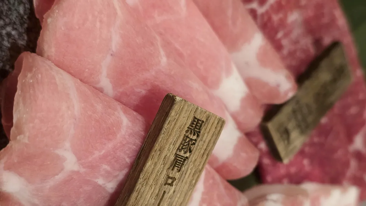 台中養豬場驗出首例疑非洲豬瘟,引發關注。全聯、家樂福與愛買均表示,所販售豬肉品來自可溯源的契約牧場與合格屠宰廠。(示意圖/取自pexels)