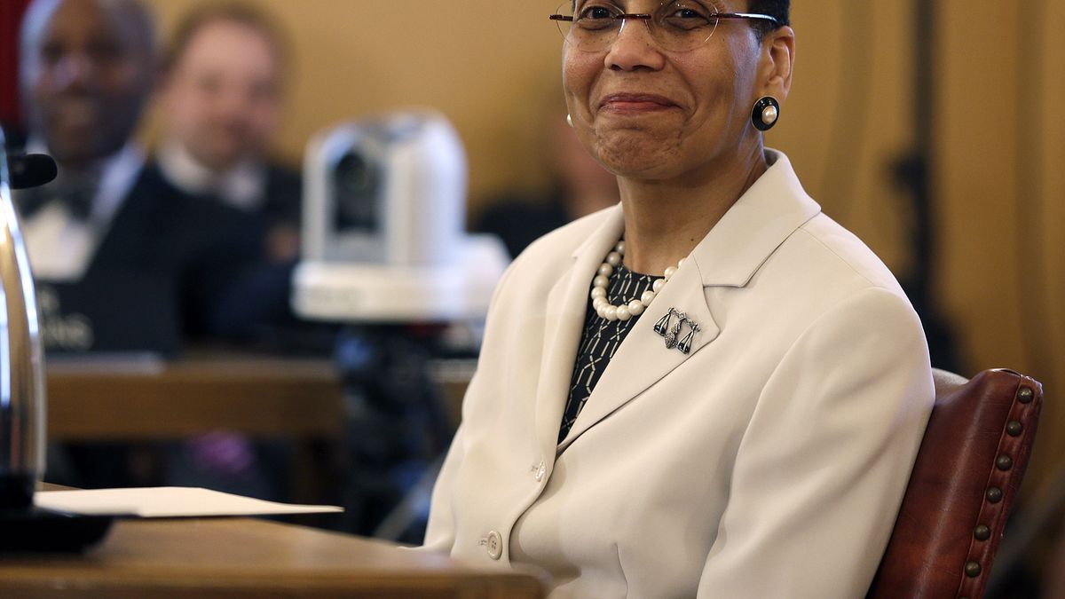 阿布杜斯─薩蘭姆(Sheila Abdus-Salaam,中)2013年5月成為紐約上訴法院第一位黑人女法官(AP) 阿布杜斯─薩蘭姆(Sheila Abdus-Salaam,中)2013年5月成為紐約上訴法院第一位黑人女法官(AP)