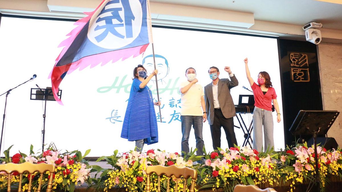 新北市長侯友宜今(8)日晚間出席長照後援會成立活動,大家為他加油打氣,揮舞旗幟,祝他高票連任。(圖/李梅瑛攝) 新北市長侯友宜今(8)日晚間出席長照後援會成立活動,大家為他加油打氣,揮舞旗幟,祝他高票連任。(圖/李梅瑛攝)