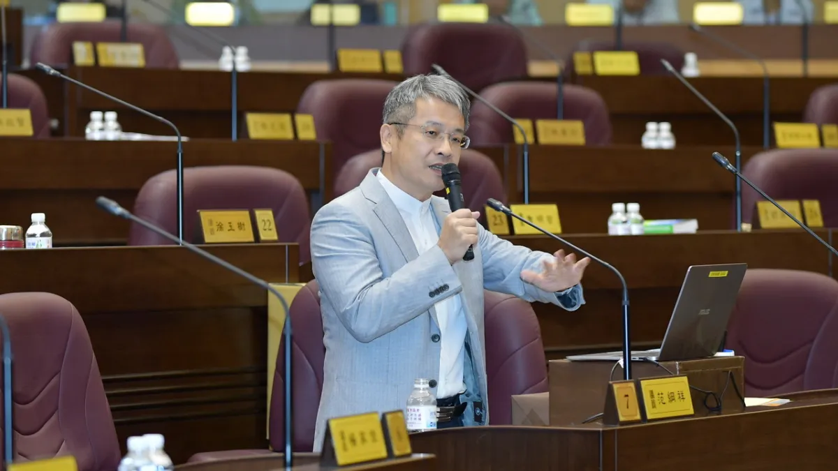 桃園市區多處新式公車亭完工3個多月,卻有民眾反映LED照明燈不亮、未裝設LCD智慧屏幕顯示公車到站情形,桃市議員范綱祥要求市府追查疏失。(圖/桃園市議會提供)