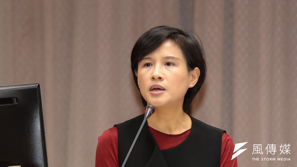 文化部長鄭麗君(見圖)今出席關懷演藝人員春節餐會時,被資深藝人鄭惠中賞巴掌。(資料照,顏麟宇攝) 文化部長鄭麗君(見圖)今出席關懷演藝人員春節餐會時,被資深藝人鄭惠中賞巴掌。(資料照,顏麟宇攝)