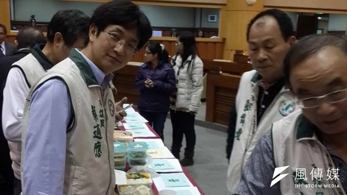 基隆地檢大動作偵辦「月眉路都市計畫道路改善拓寬」弊案,約談18名藍綠市議員,民進黨市議員蔡適應質疑檢方選擇性辦案。(取自蔡適應臉書)