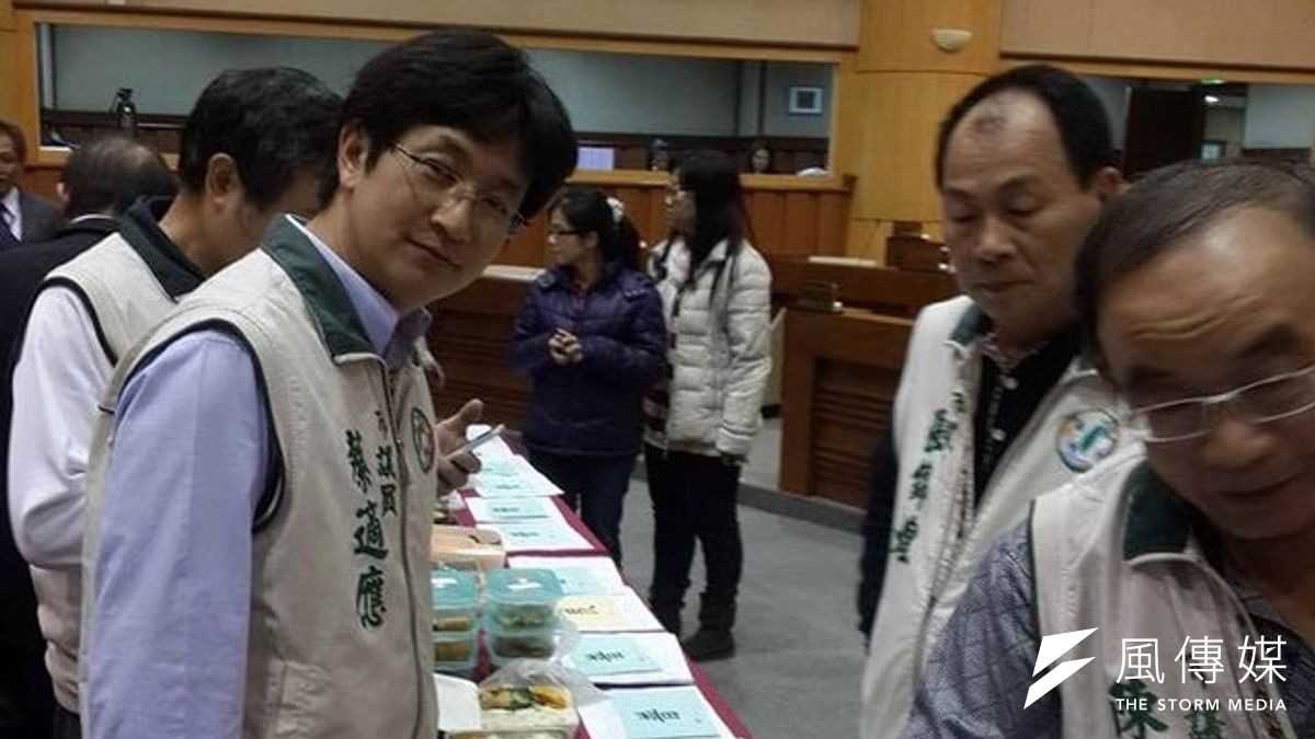 基隆地檢大動作偵辦「月眉路都市計畫道路改善拓寬」弊案,約談18名藍綠市議員,民進黨市議員蔡適應質疑檢方選擇性辦案。(取自蔡適應臉書) 基隆地檢大動作偵辦「月眉路都市計畫道路改善拓寬」弊案,約談18名藍綠市議員,民進黨市議員蔡適應質疑檢方選擇性辦案。(取自蔡適應臉書)