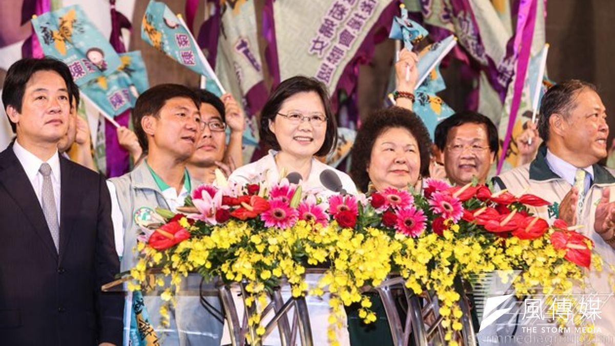 民進黨主席蔡英文21日受訪時表示,只要有助於政策理念的分享,對台北市民的福祉有幫助的話,「我們覺得都很OK啊。」(圖為蔡英文為高雄市長候選人陳菊造勢,林韶安攝) 民進黨主席蔡英文21日受訪時表示,只要有助於政策理念的分享,對台北市民的福祉有幫助的話,「我們覺得都很OK啊。」(圖為蔡英文為高雄市長候選人陳菊造勢,林韶安攝)