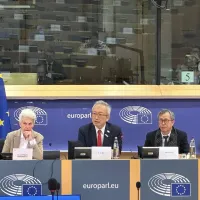 Taiwan's Deputy Minister of Foreign Affairs Wu Chih-chung (吳志中) (center) was invited to attend the formal session of the European Parliament's Subcommittee on Security and Defence (SEDE) on the 6th. Pictured left is SEDE Committee Chair Sikkema, and right Taiwan's Deputy Minister of Foreign Affairs Wu Chih-chung (吳志中) (center) was invited to attend the formal session of the European Parliament's Subcommittee on Security and Defence (SEDE) on the 6th. Pictured left is SEDE Committee Chair Sikkema, and right