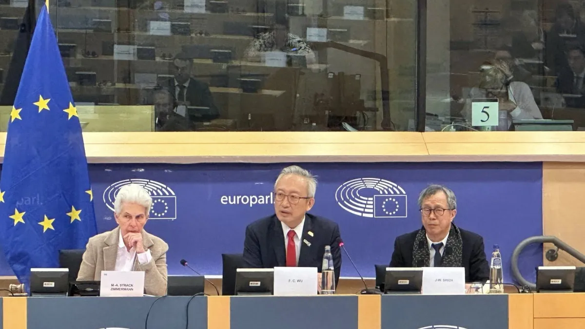 Taiwan's Deputy Minister of Foreign Affairs Wu Chih-chung (吳志中) (center) was invited to attend the formal session of the European Parliament's Subcommittee on Security and Defence (SEDE) on the 6th. Pictured left is SEDE Committee Chair Sikkema, and right