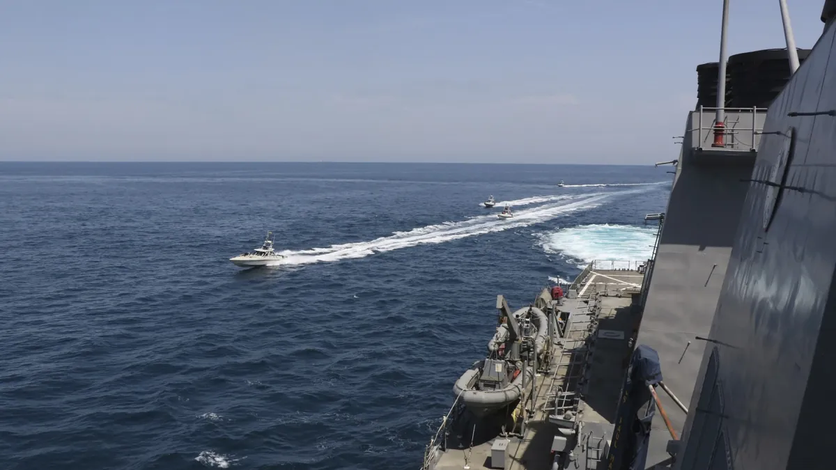 2020年4月15日,伊朗船艦在波斯灣「騷擾」美軍船艦(AP)