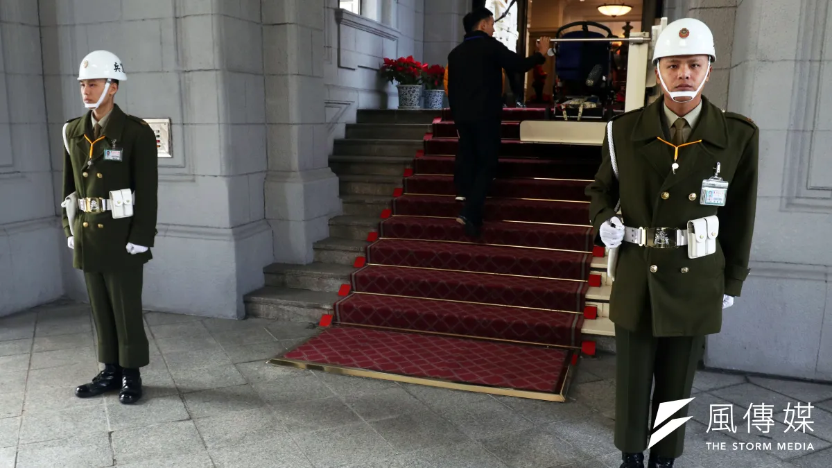 過去憲兵給人的印象,就是筆挺的制服、高聳沉重的白色頭盔,現在總統府區,僅剩下大門和府內部分哨點還能見到。(資料照,蘇仲泓攝)