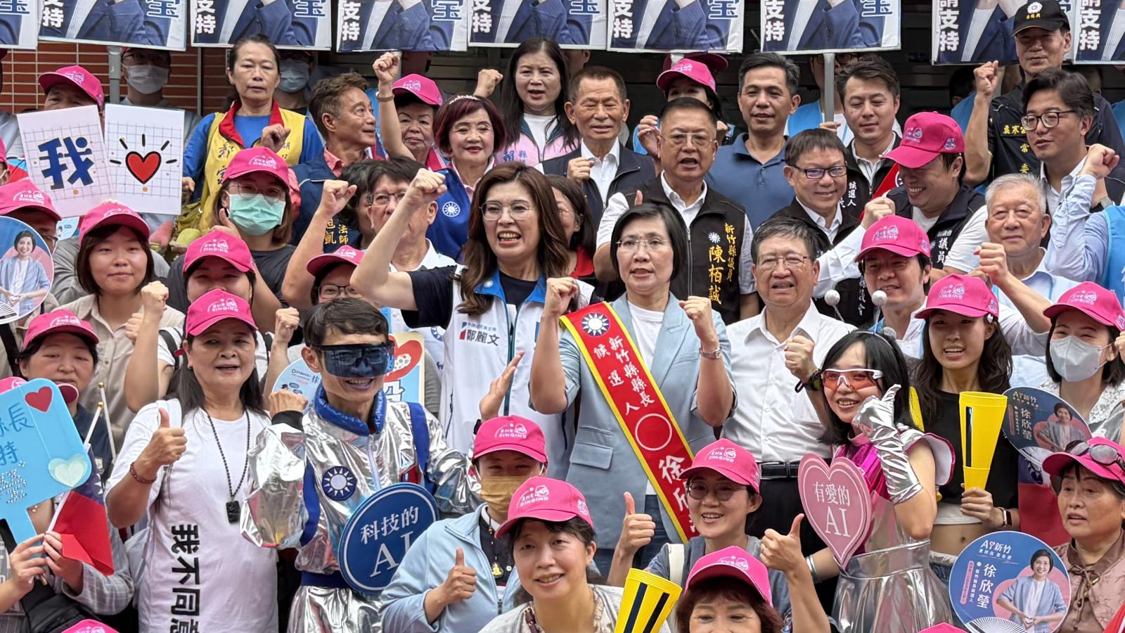 陪同徐欣瑩登記參選 鄭麗文遭前新竹縣長當面洗臉:最大戰犯就是妳