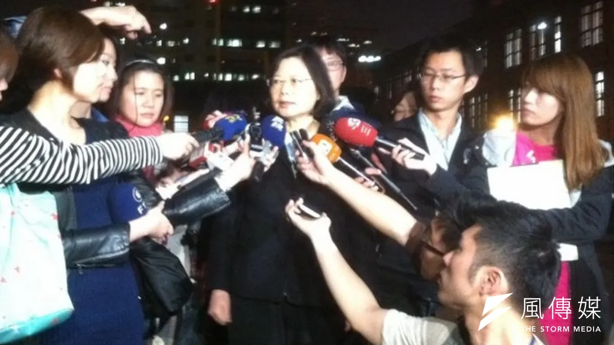 民進黨前主席蔡英文25日晚間到立院探望學生。(顏振凱攝)