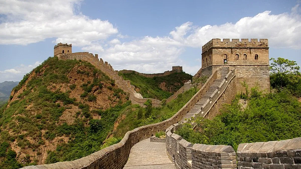 魏源(1794-1856)與龔自珍(1792-1841)兩人皆將國防安全問題與國內的政治改革緊密聯結,國家安全同時意謂著邊界防衛與國內秩序的維護。(取自維基百科)