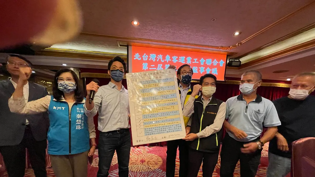 台北市長參選人蔣萬安與台北企業總工會理監事等重要幹部座談。(圖/台北企業總工會提供) 台北市長參選人蔣萬安與台北企業總工會理監事等重要幹部座談。(圖/台北企業總工會提供)