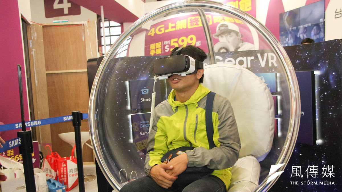 春季電腦展配圖,民眾體驗VR虛擬實境(葉信菉攝) 春季電腦展配圖,民眾體驗VR虛擬實境(葉信菉攝)