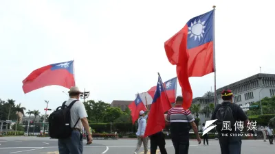 群眾高舉中華民國國旗。(資料照,陳韡誌攝)