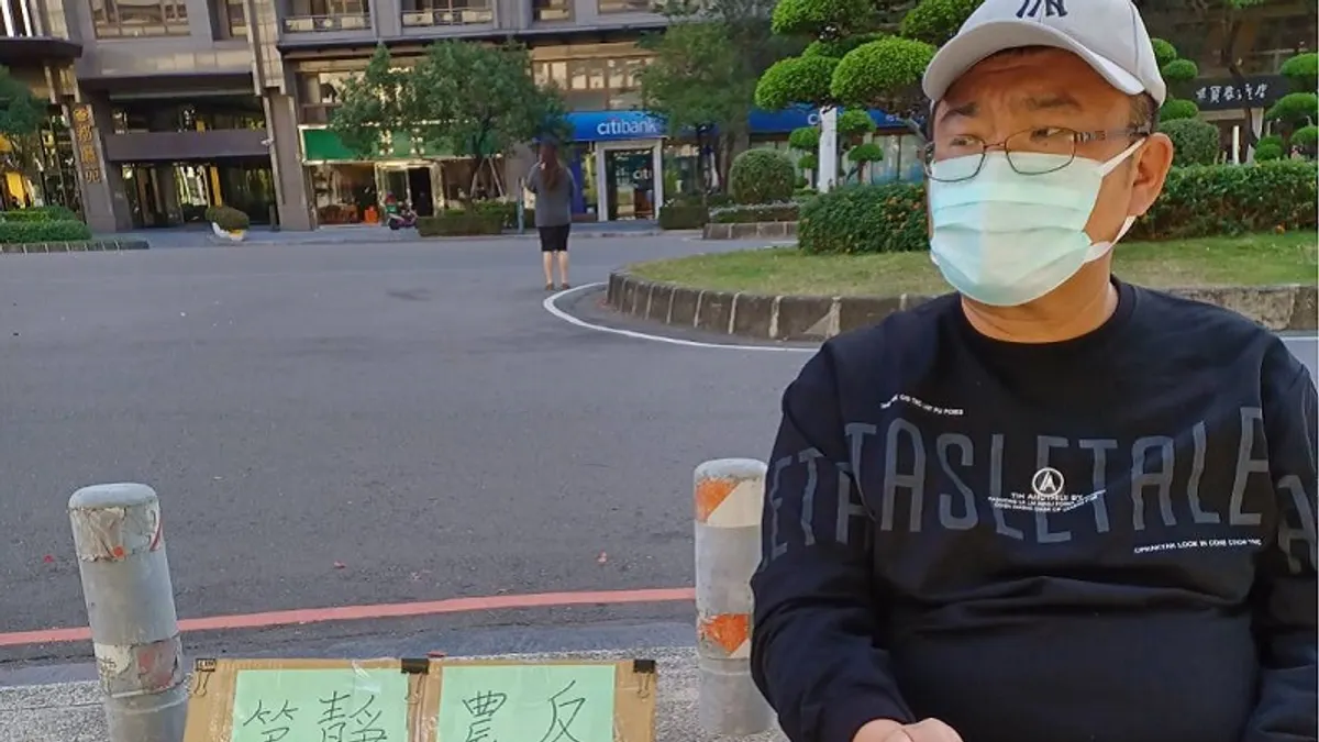 林園子弟蘇義昌在會後到高雄市政府前靜坐2天,要求讓反對區段徵收者原地保留,贊成者提高配地比例。(圖/作者提供) 林園子弟蘇義昌在會後到高雄市政府前靜坐2天,要求讓反對區段徵收者原地保留,贊成者提高配地比例。(圖/作者提供)