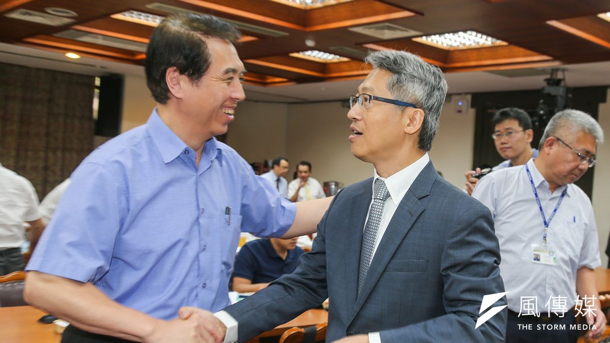 中央院院長廖俊智22日赴立法院教育及文化委員會報告,剛好輪值主席為國民黨立委陳學聖,加上同樣列席的中研院副院長王汎森,這3人過去曾是台北市建國中學的同學。(陳明仁攝) 中央院院長廖俊智22日赴立法院教育及文化委員會報告,剛好輪值主席為國民黨立委陳學聖,加上同樣列席的中研院副院長王汎森,這3人過去曾是台北市建國中學的同學。(陳明仁攝)