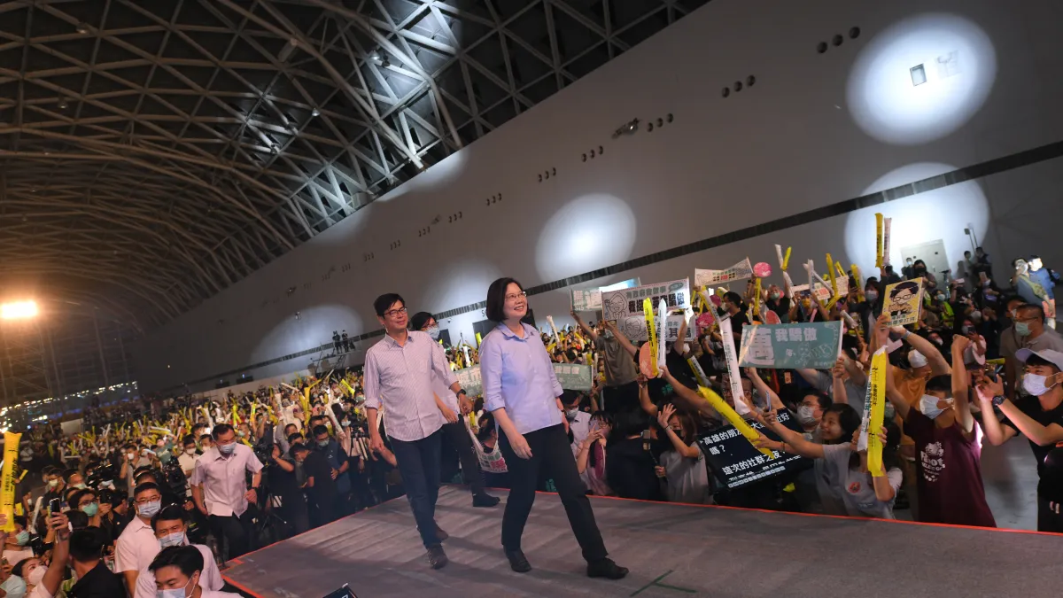 社群之夜「人蔘大邁進」今(1)日晚在高雄展覽館登場,總統蔡英文特地為高雄市長補選候選人陳其邁選情加溫。(陳其邁競選團隊提供)