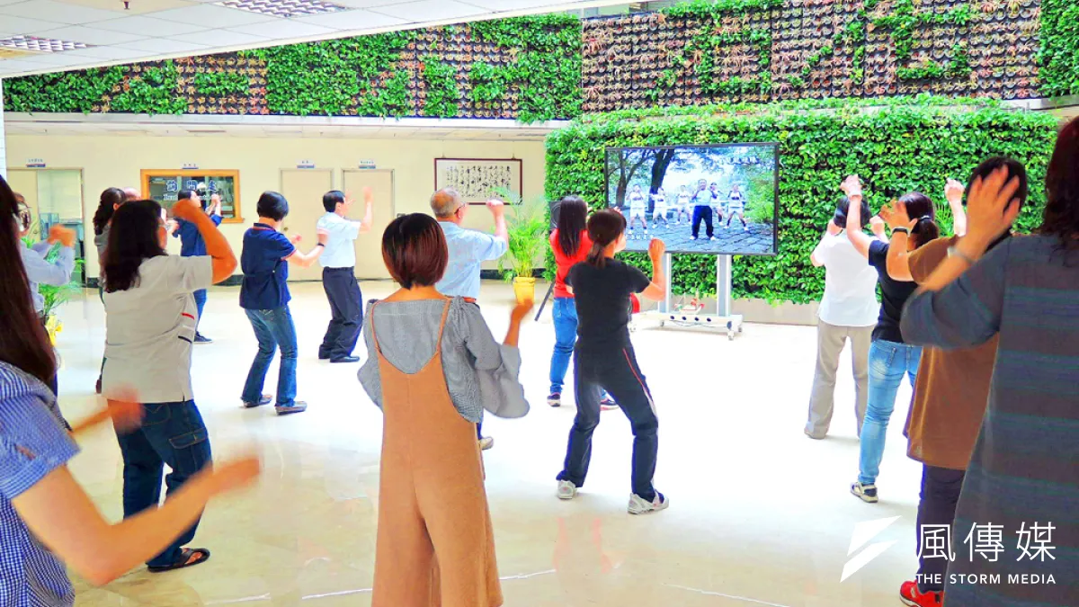中油公司石化事業部鼓勵員工每天做健康操讓自己更健康。(圖/徐炳文攝)
