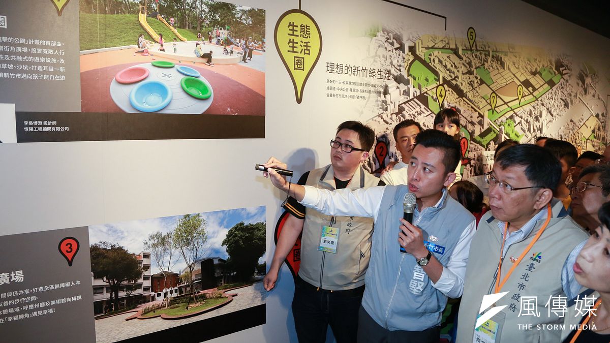 民進黨籍縣市長貼著柯文哲不放,因為柯的選舉造勢效應遠勝民進黨任何天王,包括黨主席蔡英文。圖為新竹市長林智堅(中)為台北市長柯文哲(右)導覽新竹文創館。(簡必丞攝) 民進黨籍縣市長貼著柯文哲不放,因為柯的選舉造勢效應遠勝民進黨任何天王,包括黨主席蔡英文。圖為新竹市長林智堅(中)為台北市長柯文哲(右)導覽新竹文創館。(簡必丞攝)