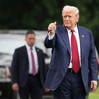 2025年8月1日、米国大統領ドナルド・トランプ氏がホワイトハウス南庭で、アンドリューズ統合基地(Joint Base Andrews)への出発準備を行った。(AP) 2025年8月1日、米国大統領ドナルド・トランプ氏がホワイトハウス南庭で、アンドリューズ統合基地(Joint Base Andrews)への出発準備を行った。(AP)