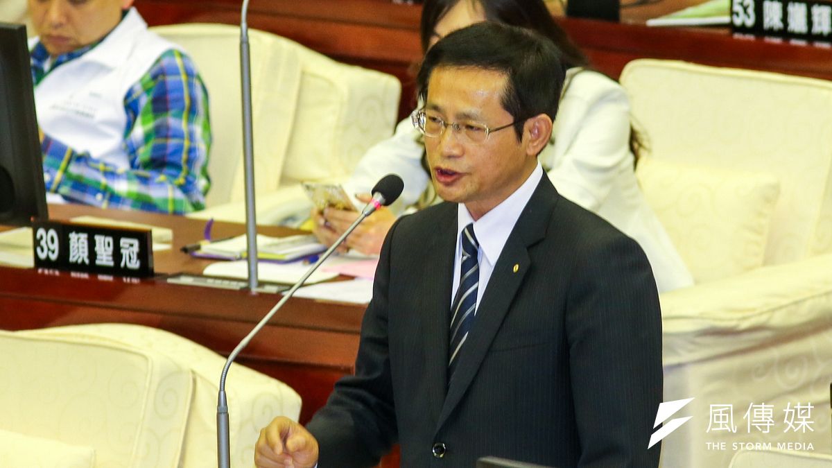 台北市議員周博雅質詢市長柯文哲,表示明(13)日是富邦金控發行特別股的原始股東認購最後一天,北市恐損失7億元。(陳明仁攝) 台北市議員周博雅質詢市長柯文哲,表示明(13)日是富邦金控發行特別股的原始股東認購最後一天,北市恐損失7億元。(陳明仁攝)