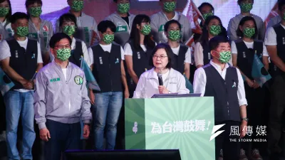 民進黨選戰被自己的雙標打得七零八落。圖為民進黨雙北凱道造勢晚會。(蔡親傑攝)