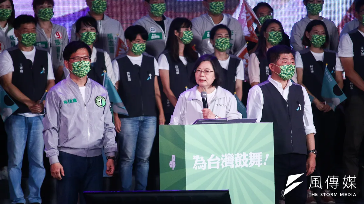 民進黨選戰被自己的雙標打得七零八落。圖為民進黨雙北凱道造勢晚會。(蔡親傑攝)