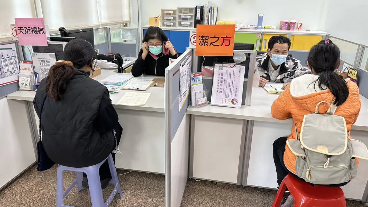 朴子就業中心聯合徵才及推動「55+就業獎勵」及「婦女再就業計畫」,提供專業輔導與獎助措施。(圖/朴子就業中心提供)