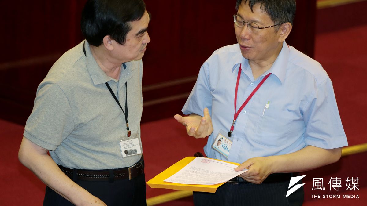 柯文哲(右)在市政總質詢時,與副市長鄧家基討論。(余志偉攝) 柯文哲(右)在市政總質詢時,與副市長鄧家基討論。(余志偉攝)
