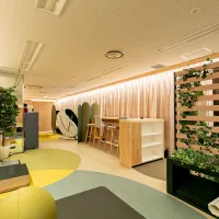 三菱地所は丸の内エリア就業者の疲労回復と健康経営を支援するため、企業間で休養室を共有する「とまり木」の2号店を10月1日に有楽町・新東京ビルへ開業する。(写真/三菱地所提供) 三菱地所は丸の内エリア就業者の疲労回復と健康経営を支援するため、企業間で休養室を共有する「とまり木」の2号店を10月1日に有楽町・新東京ビルへ開業する。(写真/三菱地所提供)