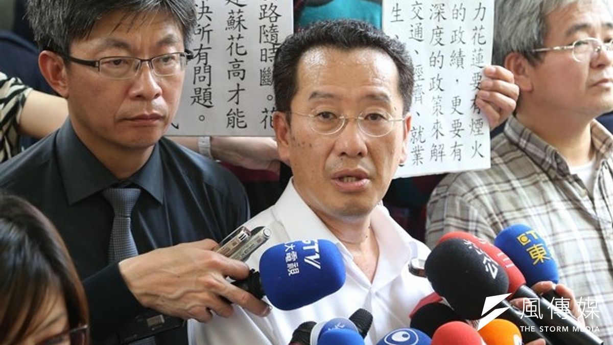 顧立雄說,自己和太太是「床頭吵,床尾合」,但也笑稱這個說法讓自己有些心虛。(吳逸驊攝) 顧立雄說,自己和太太是「床頭吵,床尾合」,但也笑稱這個說法讓自己有些心虛。(吳逸驊攝)