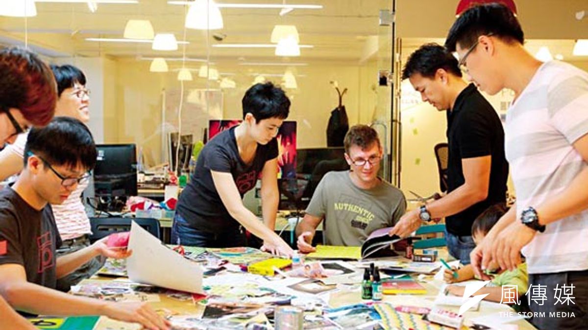 美籍的陳慶梅(中間站立者)和夥伴來台開公司,但台灣法規對外籍工作者的限制讓她綁手綁腳,難以適應。 美籍的陳慶梅(中間站立者)和夥伴來台開公司,但台灣法規對外籍工作者的限制讓她綁手綁腳,難以適應。