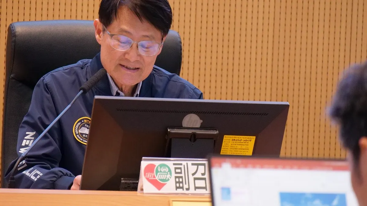 新北市副市長陳純敬主持4月份道安會報。(圖/新北市交通局提供) 新北市副市長陳純敬主持4月份道安會報。(圖/新北市交通局提供)