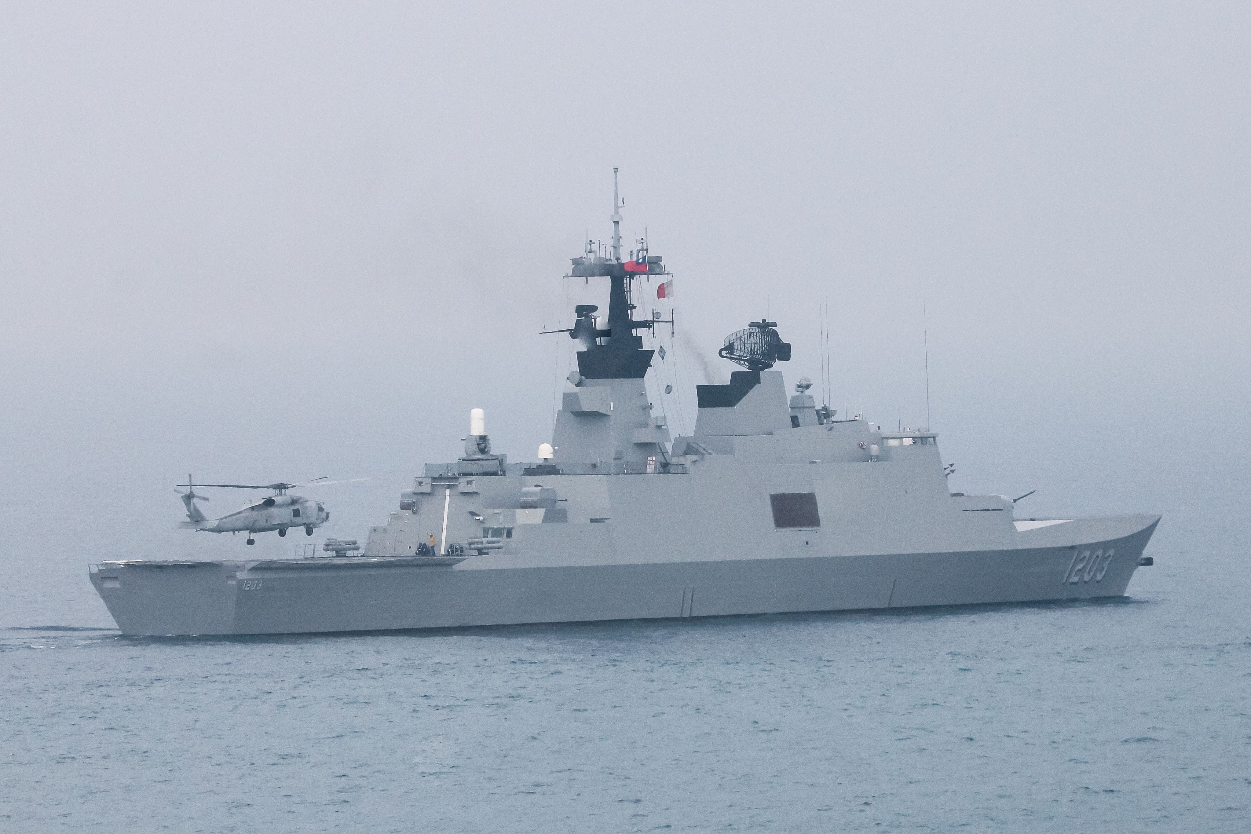 為追討拉法葉艦軍購弊案不法所得，前特偵組聲請單獨宣告沒收軍火商汪傳浦家族9億多美元案，台北地方法院今（21）日裁准。圖為拉法葉艦於「國軍１０５年春節加強戰備」進行操演。（資料照，顏麟宇攝）