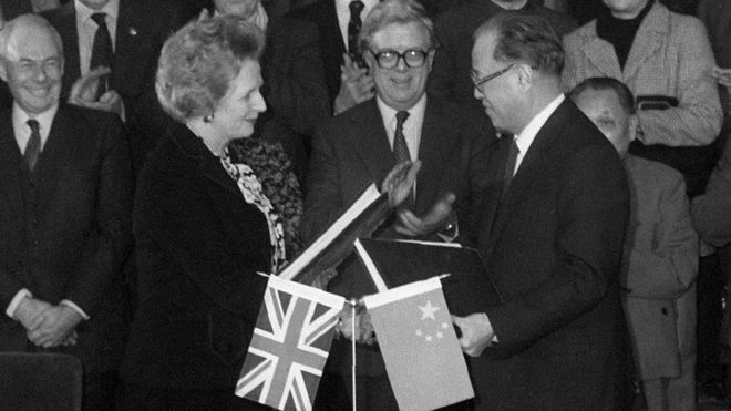 1984年12月19日，中國總理趙紫陽和英國首相柴契爾夫人共同簽署《中英聯合聲明》。（BBC中文網）