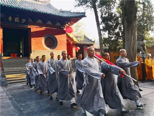 2018年8月27日，少林寺舉行升國旗儀式。（少林寺官方網站微博）