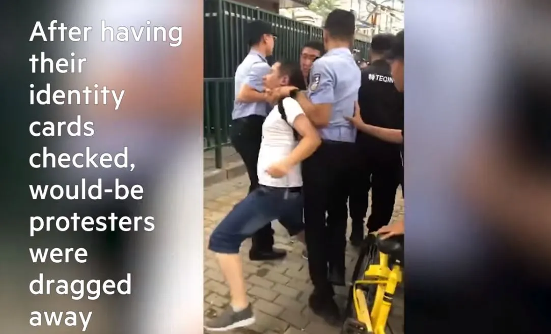 北京出現大批P2P網貸受害民眾上街抗議，遭到警方暴力鎮壓。(翻攝自YouTube)
