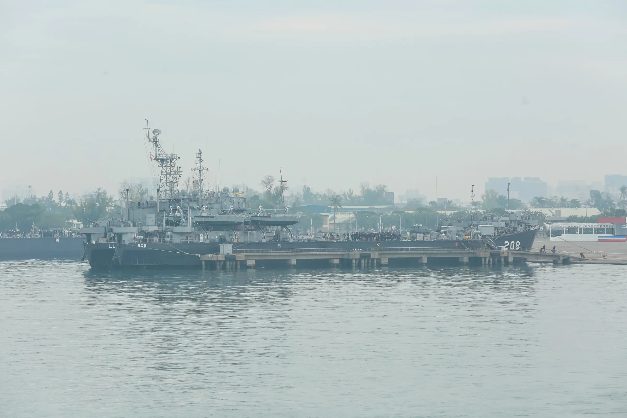 國防部２７日舉辦「國軍１０５年春節加強戰備」參訪活動，帶領媒體登上磐石艦觀看海軍演練，圖為左營軍港內之軍艦。（顏麟宇攝）