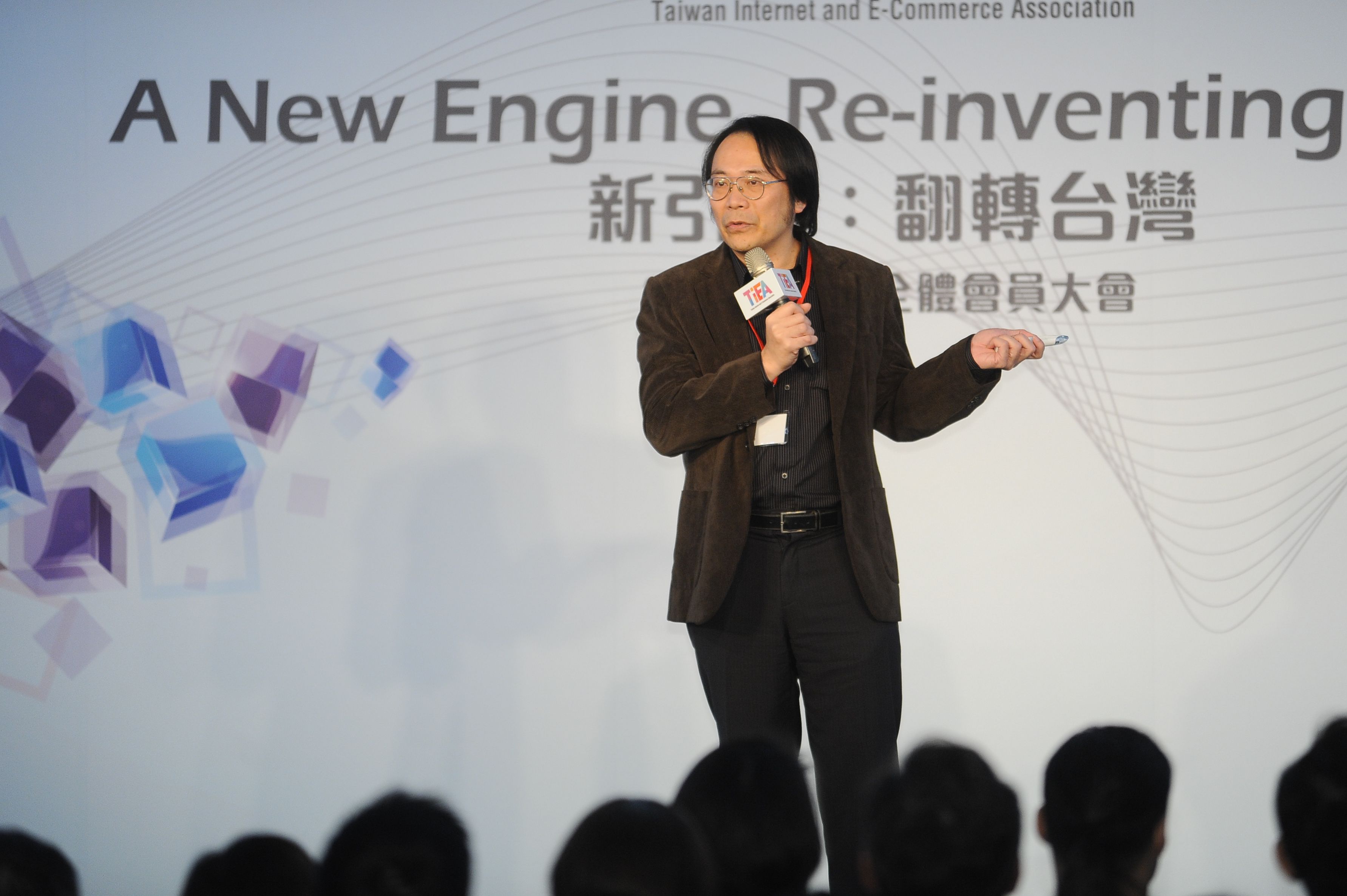 台灣網路暨電子商務產業發展協會8日舉辦會員大會，Google台灣區董事總經理簡立峰上台進行演講。（林俊耀攝）