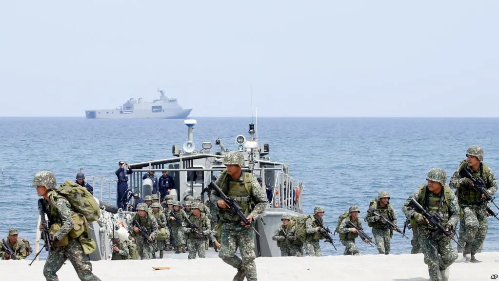 フィリピンとアメリカ海兵隊が2018年5月9日にフィリピンを南シナ海方向に向け上陸式合同演習を行った。（AP）